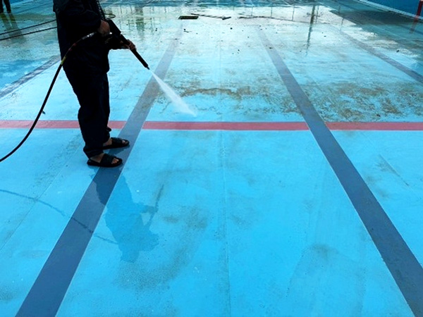 プール清掃の写真