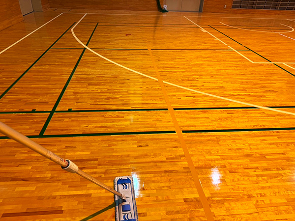 体育館フロア洗浄・コーティングの写真