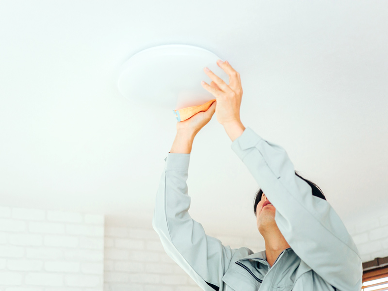 照明・家具清掃の写真