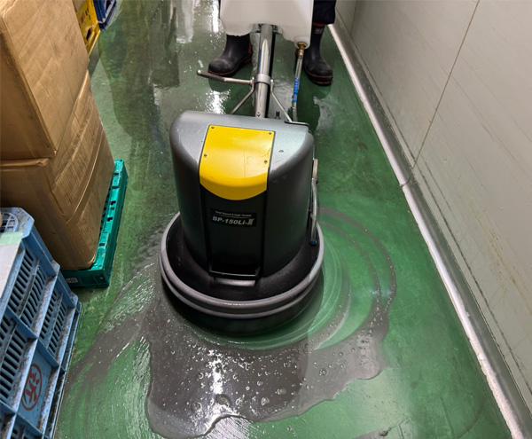 床クリーニング中