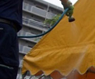 埃を洗い流します