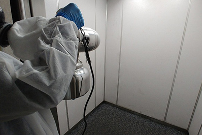 エレベーター除菌消毒作業